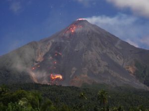 In 2015 the Karangetang erupted effusive and explosive. © Marc Szegla