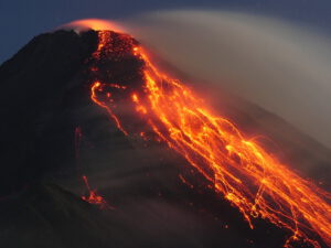 Glowing debris avalanches came off the lava flow. © Marc Szeglat