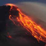 Glowing debris avalanches came off the lava flow. © Marc Szeglat